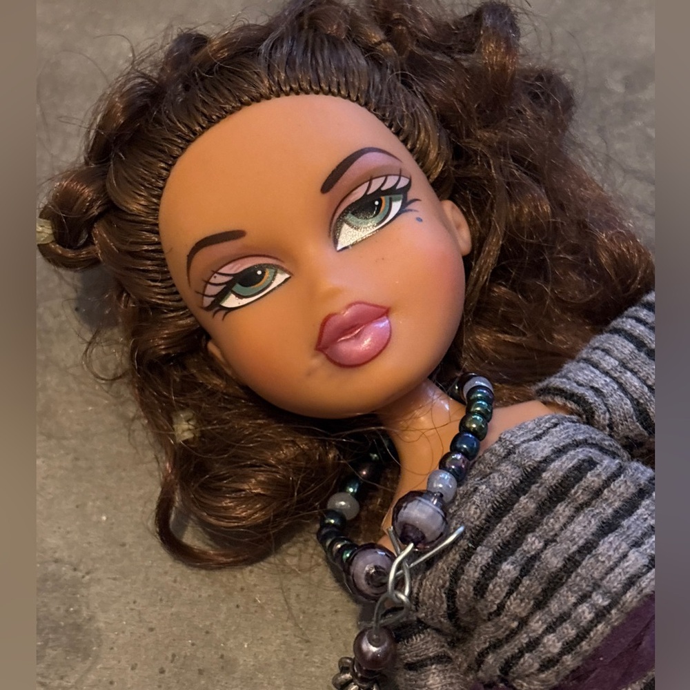 Bratz Stylish Sasha with wavy hair - redress - Picture 3 of 12